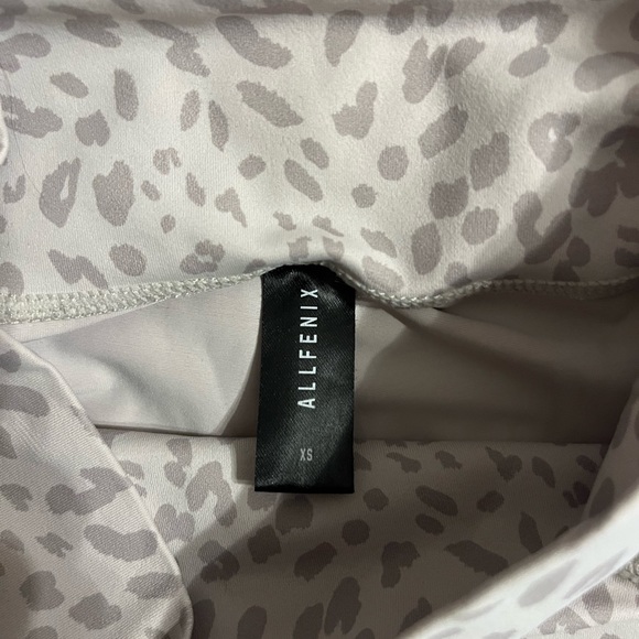 All Fenix Leggings Light Gray Stone
Cheetah Print 7/8 Compression Legging 🌵xs - Picture 2 of 9